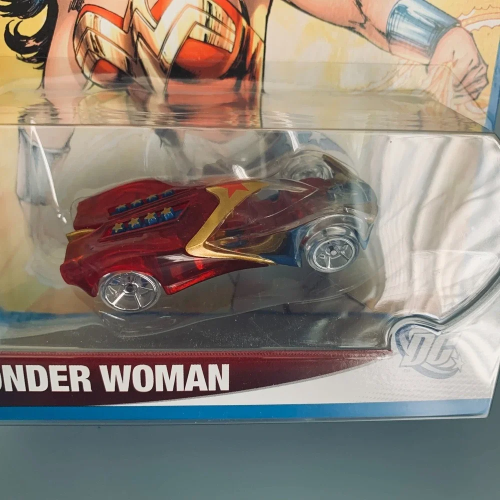 Hot Wheels DC Universe Wonder Woman Character Car Diecast 1:64 W4514 2011 New